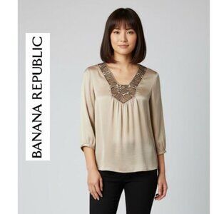 BANANA REPUBLIC - 3/4 sleeve beige/gray v-neck blouse with front detail